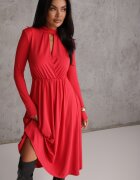 by swan Rochie roșie cambrată cu umeri întăriți decorată cu decupaj Arfedi