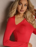 by swan Rochie Roșie cu croială cambrată cu decolteu asimetric și fantă Sairel
