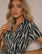 by swan Rochie stil cămașă Neagră cu curea textilă și nasturi cu imprimeu geometric Usklea