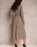 by swan Rochie tip cămașă bej cu mânecă lungă și curea legată Salar