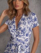 by swan Salopetă Alb-Bleumarin cu Decolteu triunghiular și Craci lungi cu Imprimeu floral Nestabell