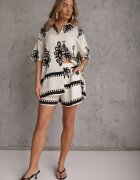 cflo Compleu Bej-Negru cu Model Rustic cu Pantaloni scurți și Cămașă Tosnea