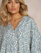 christy Bluză de Viscoză Alb-Albastră cu Decolteu Triunghiular și Model Ornamental Cilara