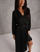 christy Rochie Maxi Neagră cu TIV PLISAT și DECOLTEU PETRECUT Basila
