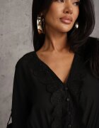 christy Rochie mini neagră cu elastic în talie și inserții din dantelă Kelia