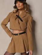  Compleu tip costum Fustă-Pantaloni scurți și Sacou Tip Crop cu Centură Maro deschis Sarivia
