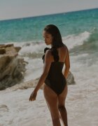  Costum de baie Negru întreg cu croială asimetrică cu aplicație florală Irisabel