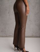 defox Pantaloni Maro cu croi clopot din piele ecologică și cu elastic în talie Dawi