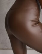 defox Pantaloni Maro cu croi clopot din piele ecologică și cu elastic în talie Dawi