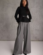 elsa.m by may Bluză elegantă din viscoză cu peplum și guler drept decorată cu o dungă îngustă cu cataramă Susila Neagră