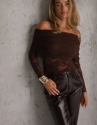 elsa.m by may Bluză longsleeve din dantelă cu decolteu răsucit și umeri goi Amarie Maro