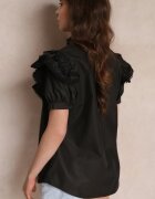 elsa.m by may Cămașă din dantelă neagră cu mânecă scurtă și volane în față Audrea