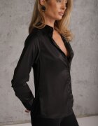 elsa.m by may Cămașă elegantă din țesătură din satin cu guler prelungit Joreja Neagră