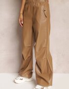 elsa.m by may Pantaloni bej largi cu elastic în talie din imitație de piele Aeralin