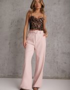 elsa.m by may Pantaloni eleganți cu croială largă și curea decorativă Airia Roz