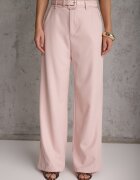 elsa.m by may Pantaloni eleganți cu croială largă și curea decorativă Airia Roz