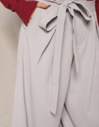 elsa.m by may Pantaloni eleganți gri în stil costum cu talie înaltă decorați cu curea în talie Wenelsea