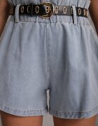 elsa.m by may Pantaloni scurți albastru deschis din denim cu elastic în talie și cu curea din imitație de piele Alyssania