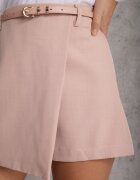 elsa.m by may Pantaloni scurți-fustă Roz în Stil Elegant cu o Curea Îngustă cu Cataramă Ynislia