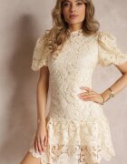 elsa.m by may Rochie Bej deschis cu broderie din dantelă Paisley și mâneci bufante Briena