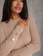 elsa.m by may Rochie bej maxi striată cu croi mulat cu nasturi și decupaj Inelia