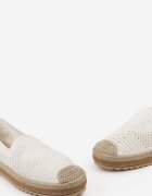  Espadrile albe perforate pe talpă împletită cu vârf decorativ Uraian