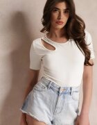 fashion station Bluză Albă striată cu mânecă scurtă și decupaj la decolteu Hyparena