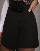  Fustă-Pantaloni scurți Mini Neagră cu pliu și aplicație în formă de trandafir Pholia