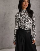 glo-story Bluză Alb-negru din Bumbac Tip Longsleeve cu Guler Înalt cu Imprimeu Zebră Cralissa