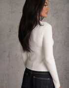 glo-story Bluză slim fit cu nasturi din tricot rib cu guler și decolteu în V Awente Albă