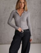 glo-story Bluză slim fit cu nasturi din tricot rib cu guler și decolteu în V Awente Gri