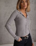 glo-story Bluză slim fit cu nasturi din tricot rib cu guler și decolteu în V Awente Gri