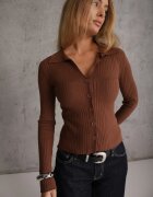 glo-story Bluză slim fit cu nasturi din tricot rib cu guler și decolteu în V Awente Maro