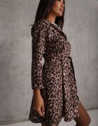 j studio Rochie Mini Maro cu imprimeu animal cu decolteu triunghiular și talie legată Vidan