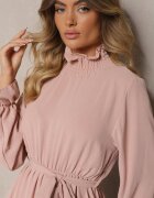 j studio Rochie Roză cu Volane și Guler înalt cu Elastic în Talie și Curea Suplimentară de Legat Savire