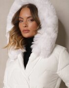 j.style Geacă Albă cu Cusături Matlasate și Glugă cu Blană Cordonată în Talie Attelisse