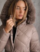 j.style Geacă Lungă Matlasată Bej cu Glugă Detașabilă Ornată cu Blană și Curea Iveleti