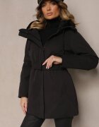 j.style Geacă Lungă Neagră Matlasată cu Bumbac și Glugă Decorată cu Curea cu Cataramă Seniraen