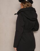 j.style Geacă Lungă Neagră Matlasată cu Bumbac și Glugă Decorată cu Curea cu Cataramă Seniraen