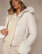 j.style Jachetă albă cu cusături matlasate și ornamente de blană Olindea