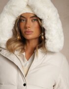 j.style Jachetă albă cu cusături matlasate și ornamente de blană Olindea