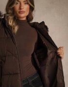 j.style Jachetă Clasică Maro cu Cusături Matlasate și Glugă cu Blană Mundrie