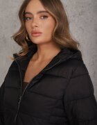 j.style Jachetă matlasată de tranziție neagră cu glugă Learithra