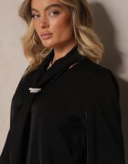 j&x Bluză neagră cu croi de cămașă cu jabou și decorație perlată Gonialith