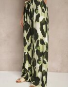 j&x Pantaloni largi verde deschis cu talie înaltă din viscoză cu imprimeu leopard Zeviera