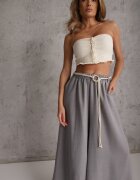 j&x Pantaloni palazzo din vâscoză cu talie înaltă decorați cu dungi și șnur Alemea Gri
