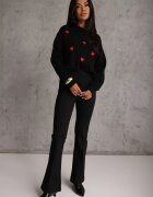 j&x Pulover casual cu lână și bumbac cu broderii de inimioare în față Veroni Negru