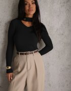 j&x Pulover cu guler înalt cu striații decorat cu decupaj la decolteu și capsă aurie Palgunia Negru