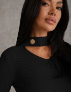 j&x Pulover cu guler înalt cu striații decorat cu decupaj la decolteu și capsă aurie Palgunia Negru