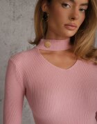 j&x Pulover cu guler înalt cu striații decorat cu decupaj la decolteu și capsă aurie Palgunia Roz